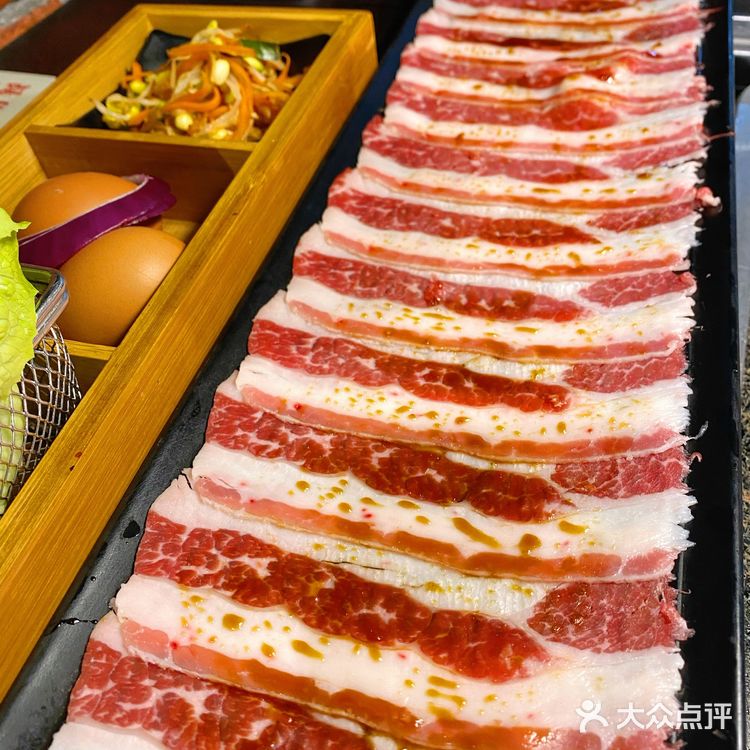 小菜是送的。最好吃的是酸菜烤五花肉，吃起来也不腻