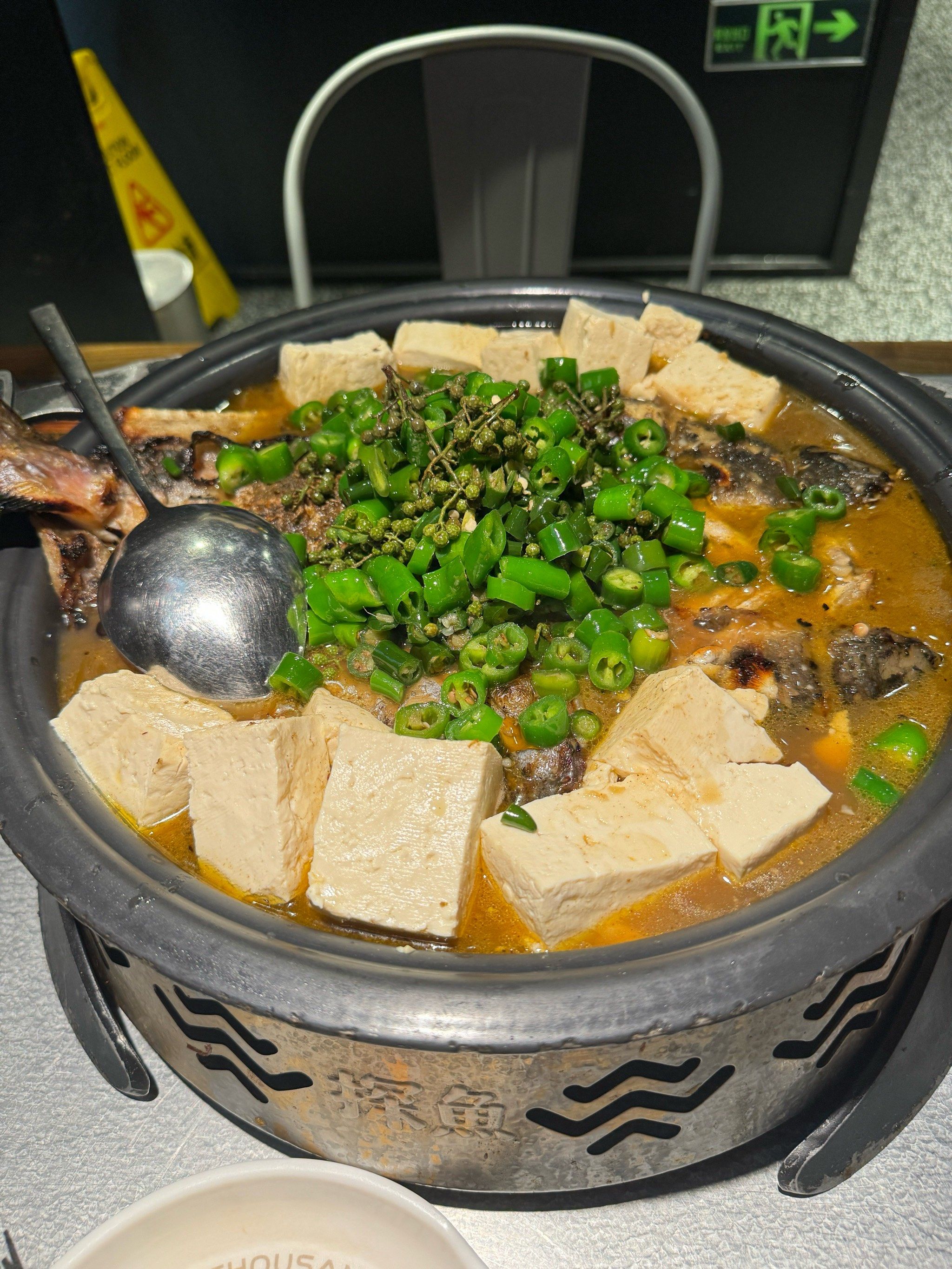 吃探鱼必点鲜青椒烤鱼