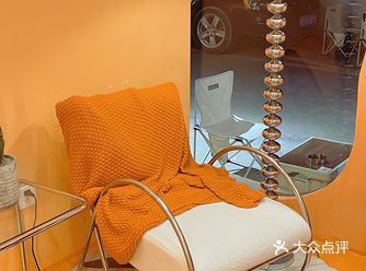 藏匿于366购物城里的这家Ji咖啡 醒目的橘红色外墙