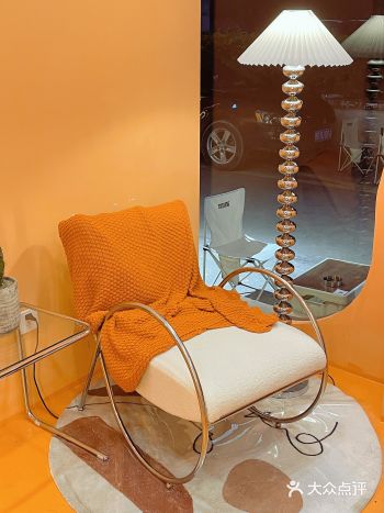 藏匿于366购物城里的这家Ji咖啡 醒目的橘红色外墙