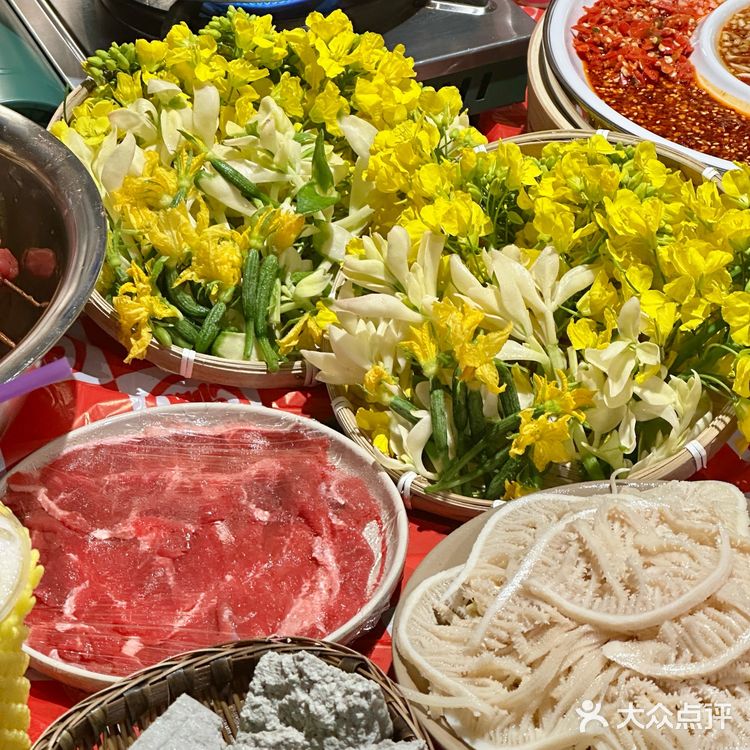 春天吃串串的仪式感！把整片油菜花田涮进红汤里