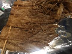 烤金针菇-路边摊小炉子烧烤