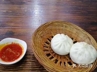 我点的是葱肉包和酸菜包，包子大概90