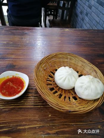 我点的是葱肉包和酸菜包,包子大概90