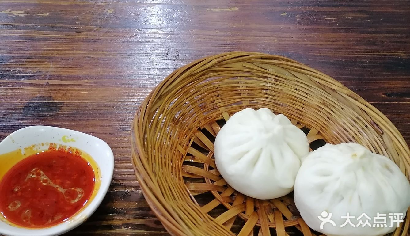 我点的是葱肉包和酸菜包,包子大概90