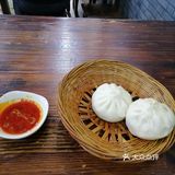 我点的是葱肉包和酸菜包,包子大概90
