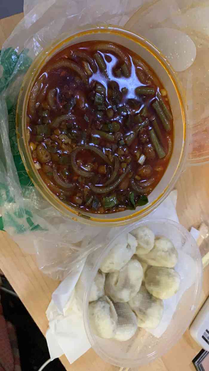 打分    /人 今天打包回来吃的 很喜欢他家的酸辣粉 很软很有味道 配