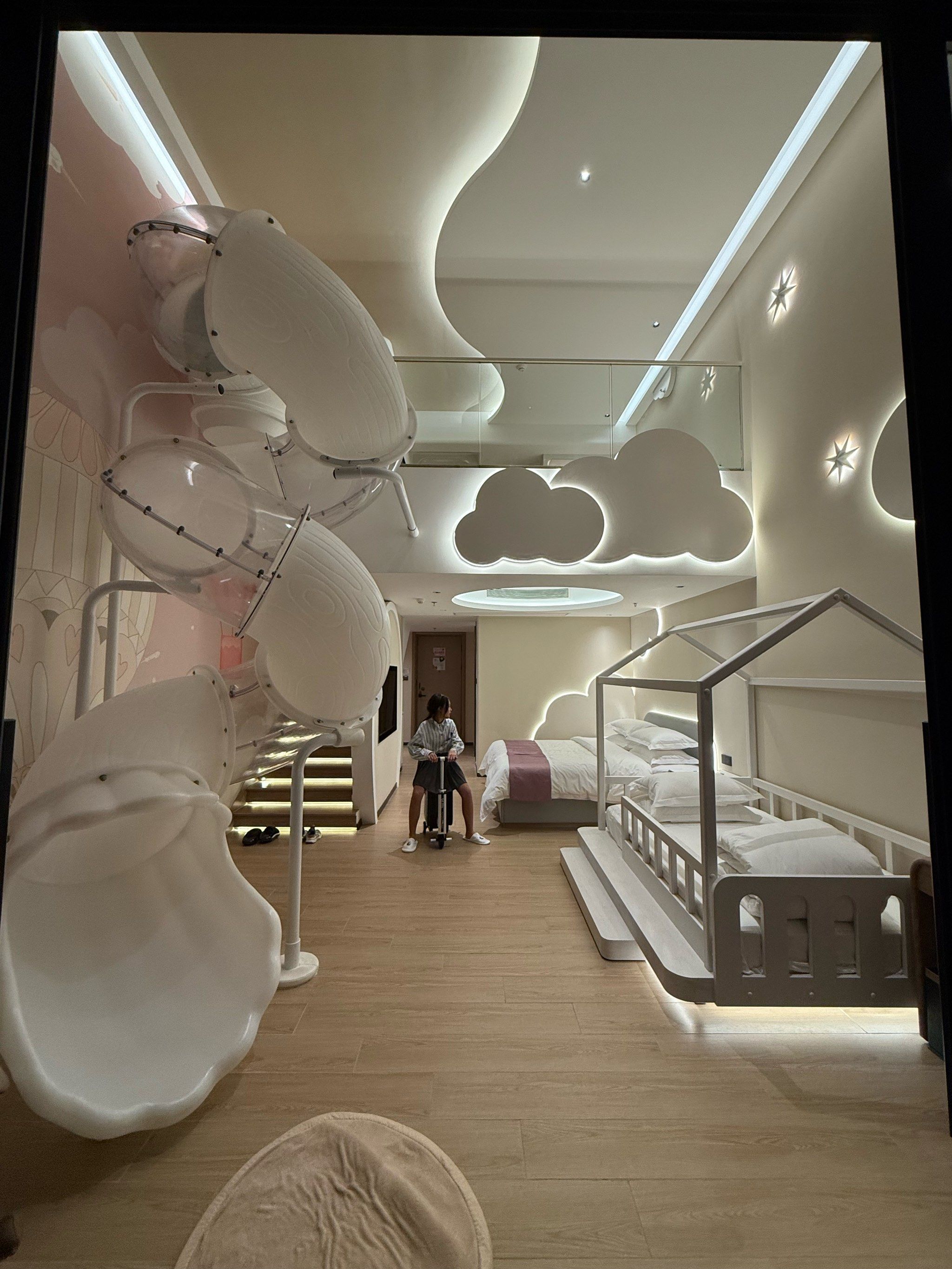 房间带旋转滑梯和独立温泉池的三床复式松鼠酒店