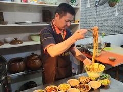 -董哥山城碗碗香(美专校街店)