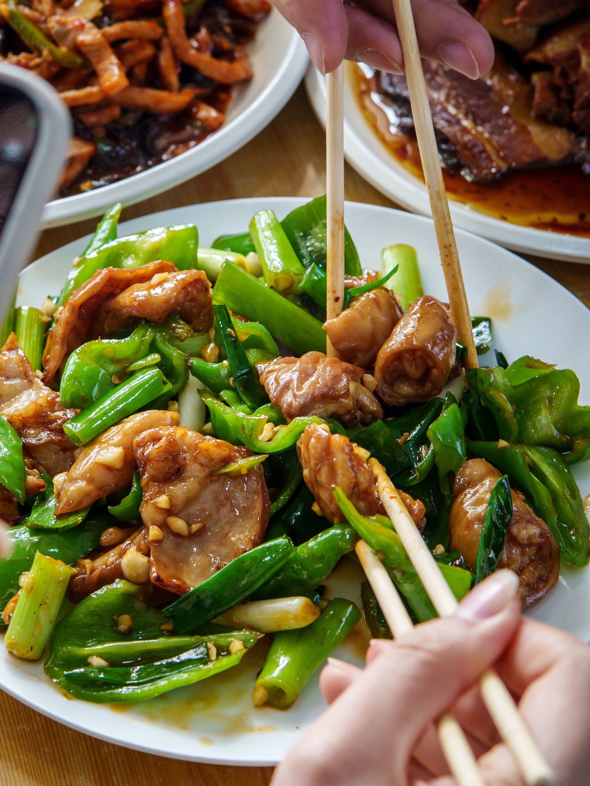尖椒炒肉,尖椒肥肠
芽菜扣肉,炒土豆丝,水煮