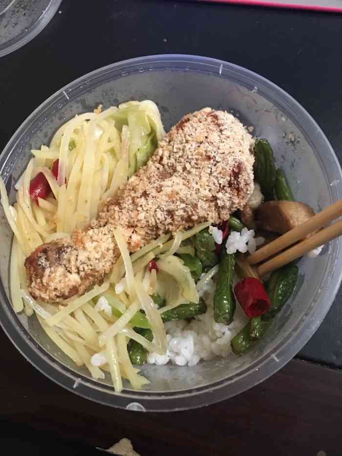 打分    /人 味道还算可以吧,中午叫的外卖,就是鸡腿儿和烤肉比较干