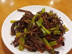 茶树菇炒牛柳-牧羊餐厅