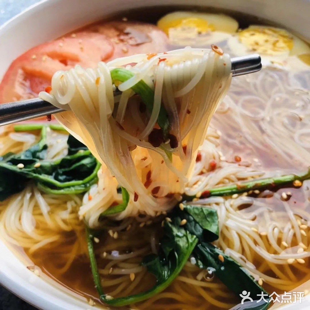 慢火煨煮 汤面在水中晕染散开