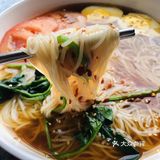 慢火煨煮 汤面在水中晕染散开