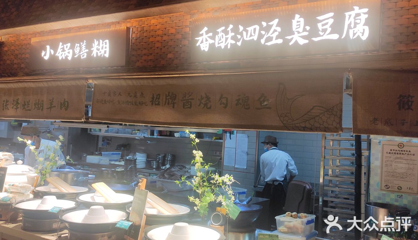 果然名不虚传，筱爷叔位于云廊黄金铺位，一眼就找到了