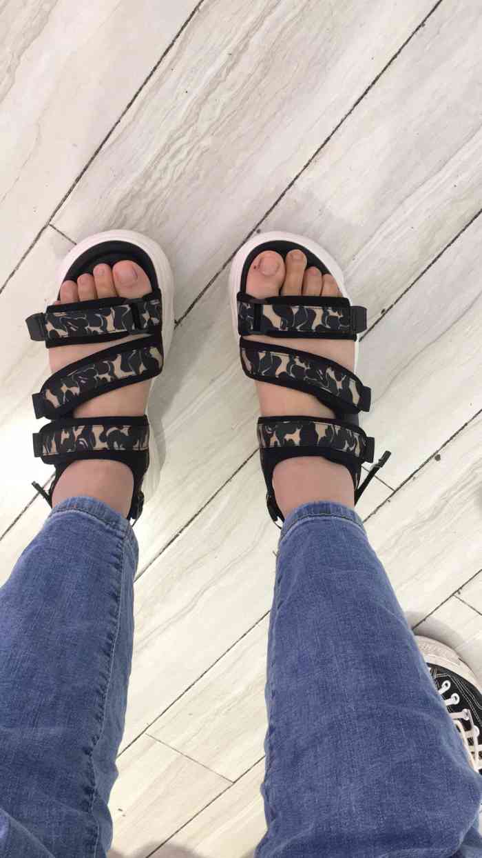 daphne(大润发店)-"一直放在单位的拖鞋终于在穿了3年有些磨坏.