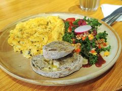 黑松露英式炒滑蛋配核桃乡村面包-白鸟珈琲White Bird Cafe(南京西路店)