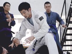 -菠萝格斗巴西柔术训练馆