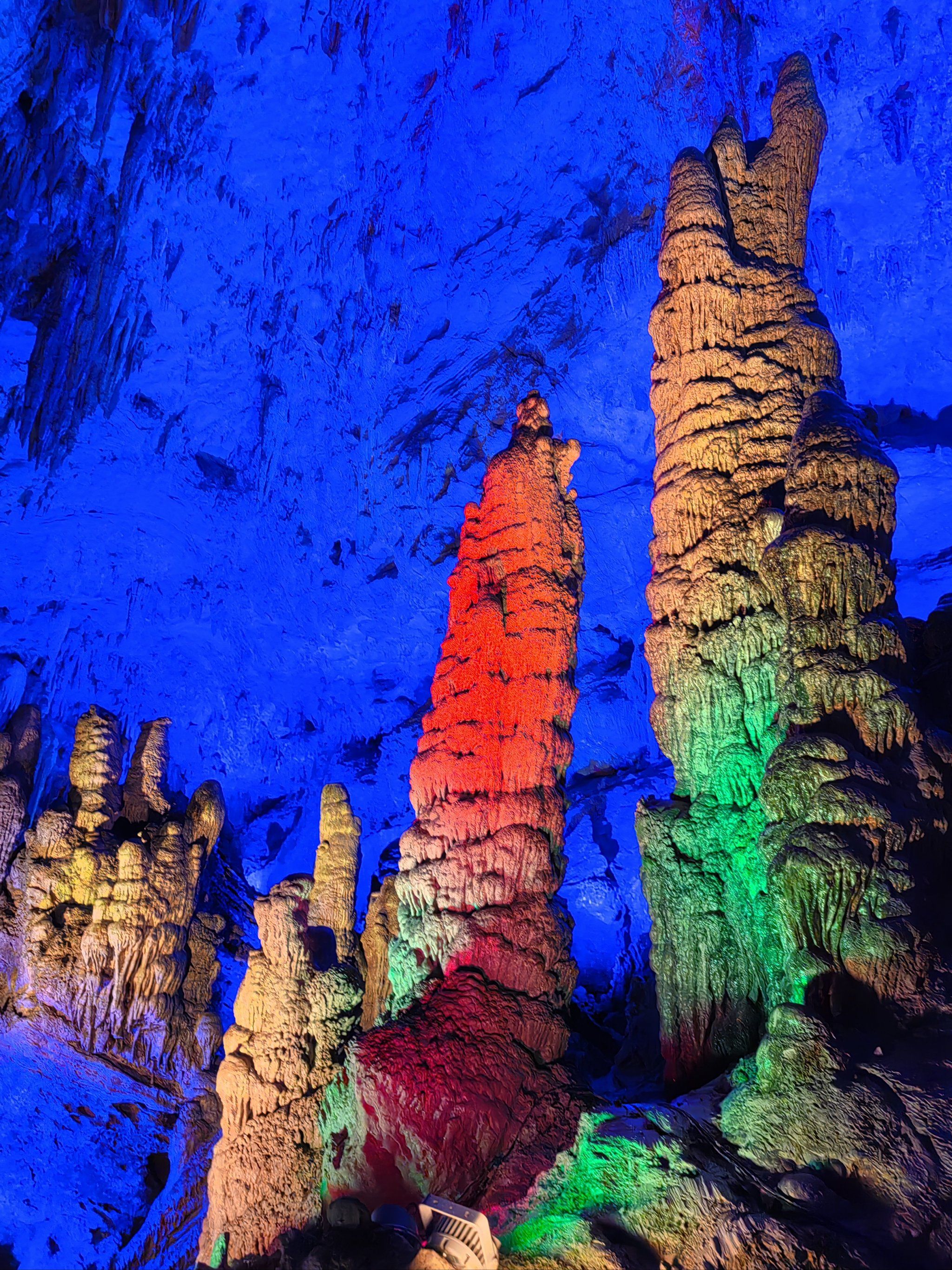 灯光下的溶洞,美得像画