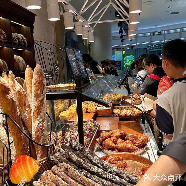 济南新店！路过记得打包带走。蛋糕自由说的就是这个吧