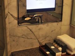 主卧卫浴的电视机-王府半岛酒店