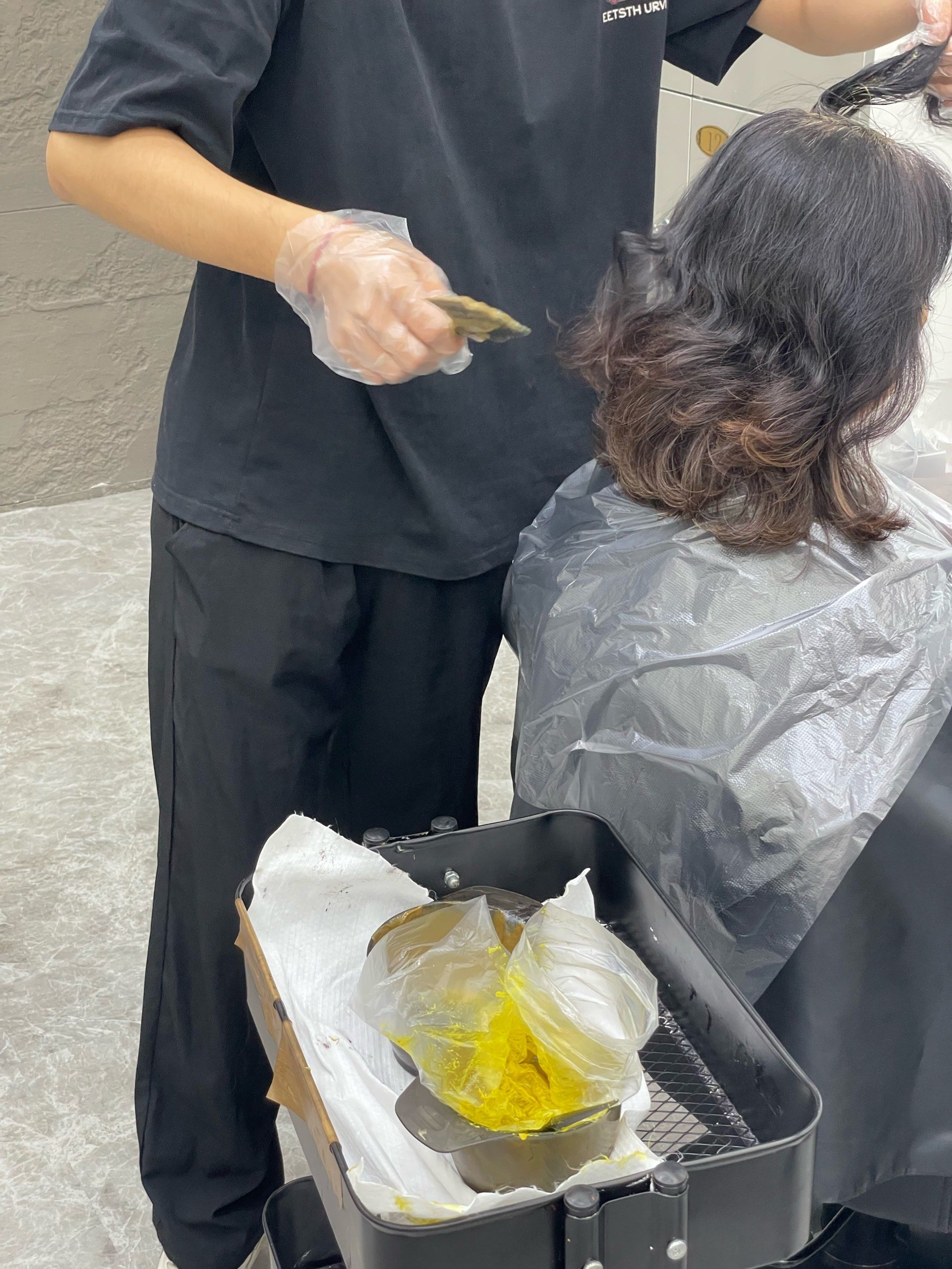 带妈妈做个头发