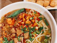-爆炸头阿姨小四川正宗川味小吃(无任何分店)