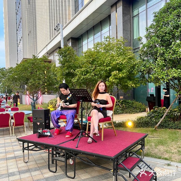 武汉｜五星酒店🔥夜市烧烤竟还有乐队作伴⁉️