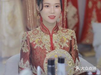 平台给我推荐这一家，进来看见这个礼服和这个秀禾