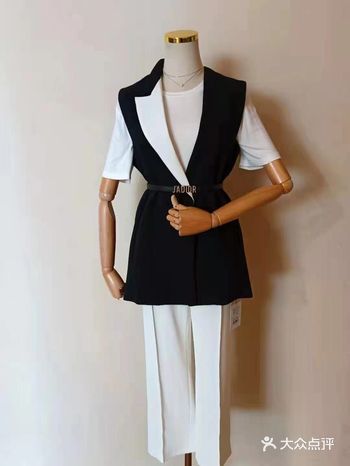 周末过来的，人略多，不过也挑到了满意的衣服