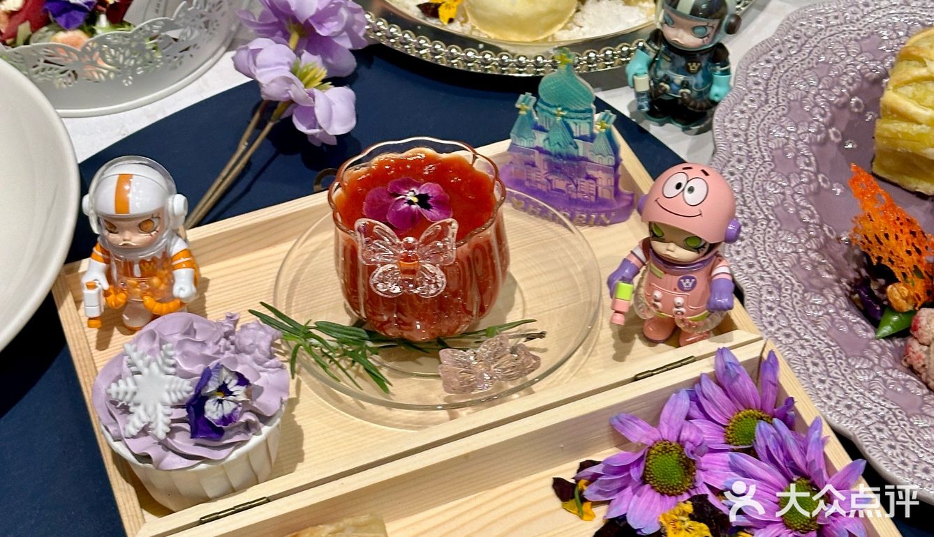 中央大街新开的公主餐厅！紫色主题巨巨巨美🥹🥹