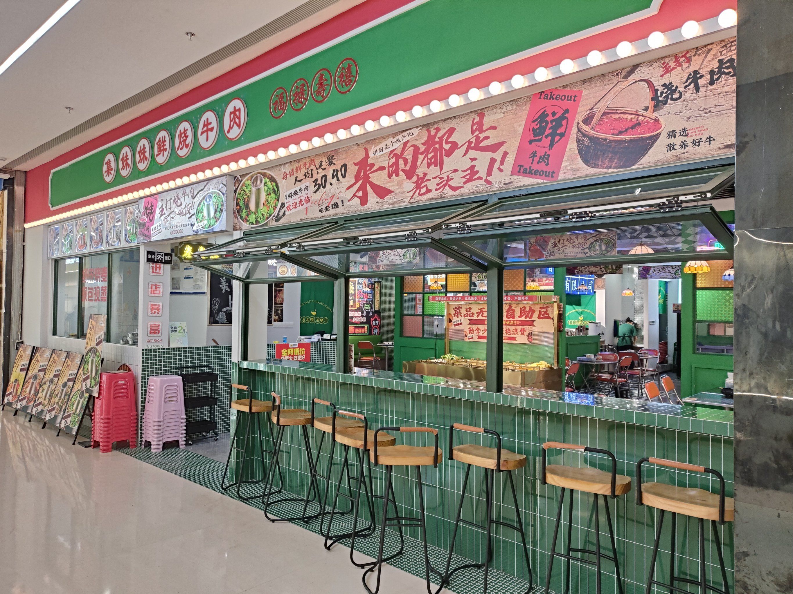 港式茶餐厅的装修风格,卖的是鲜烧牛肉.小