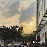 啡飲半醺，似苦若甘，以克苦淬煉著幸福的厚度。