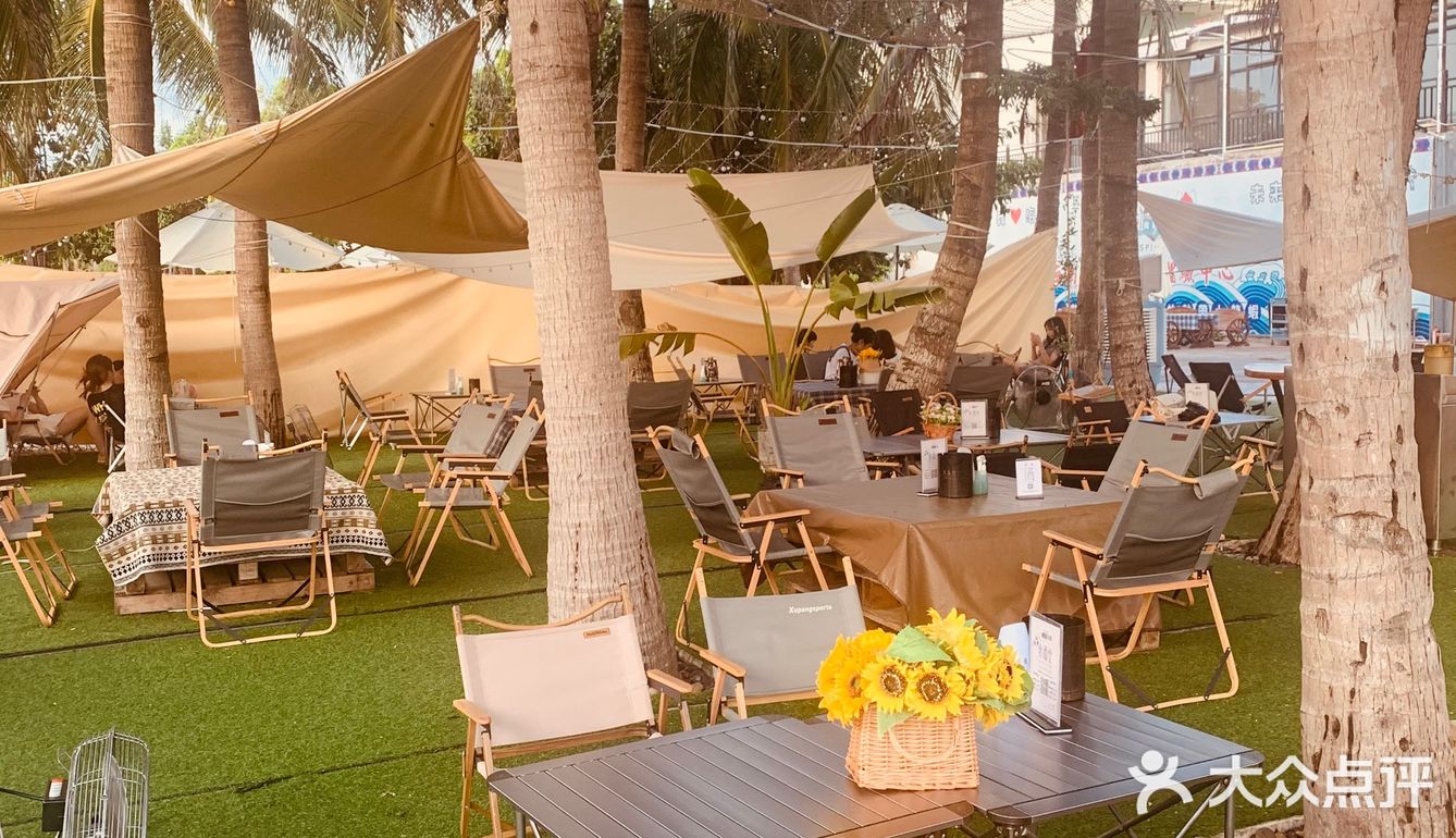 海岛女孩的下午帐篷露营餐馆