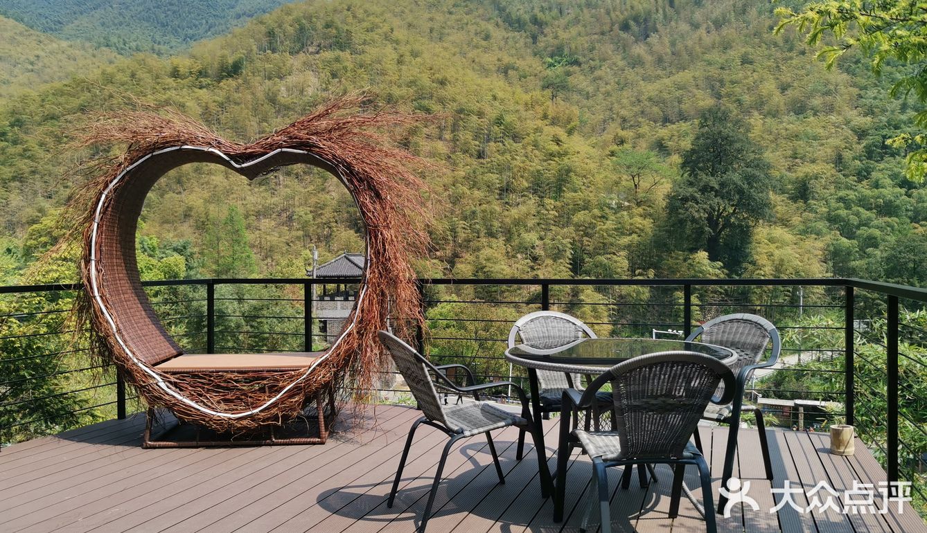 门口和二楼有大露台,无敌山景,坐着喝茶聊天心旷神怡