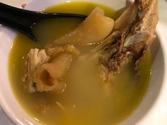 浓厚原只鸡煲花胶汤-鲜入围煮花胶鸡海鲜火锅