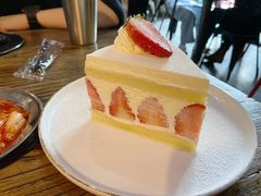 草莓蛋糕-MI WU FACTORY米屋美食工厂餐厅(绿地店)