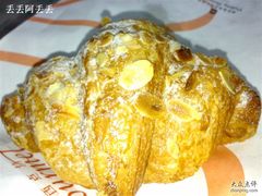 羊角，感觉么以前大了-西点坊(浦东香格里拉店)