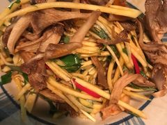 -Cuc Gach Quan Restaurant