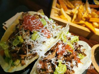 晚上的时候和朋友两个人来体验了这家西餐厅酒吧