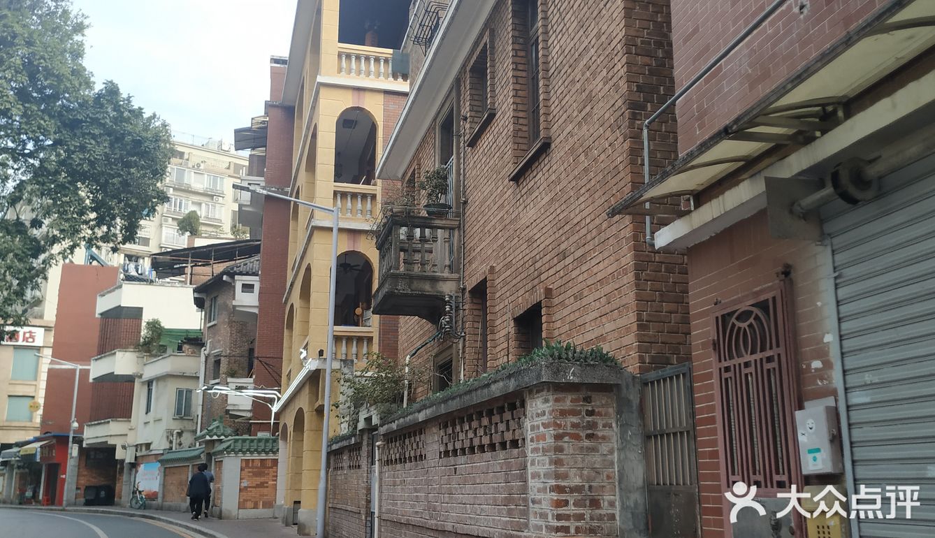东山口的地下市政通道也是一道风景线呢