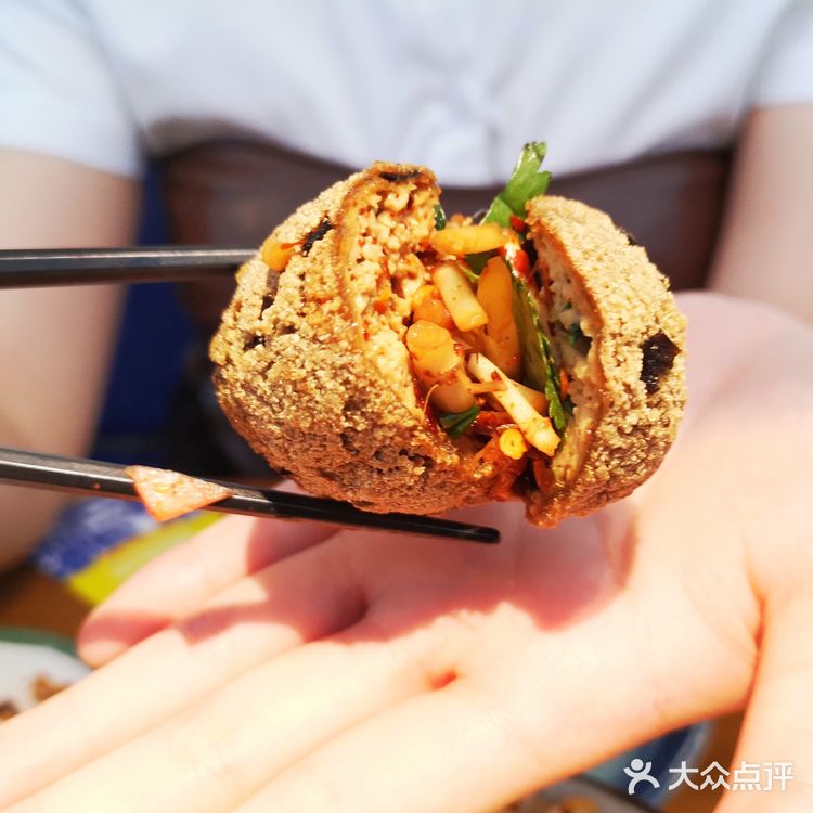 嘞就是贵阳 边吃包整边看甲秀楼