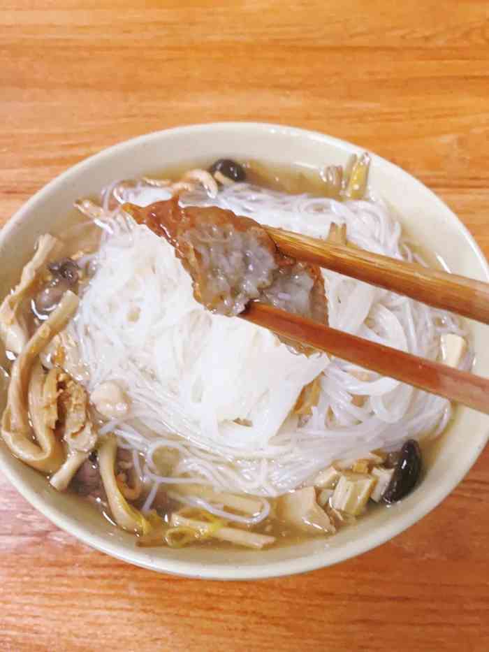 阿芬卤面(东升花园店)-"这家卤面虽然小小的店,但真的很好吃哎.汤.