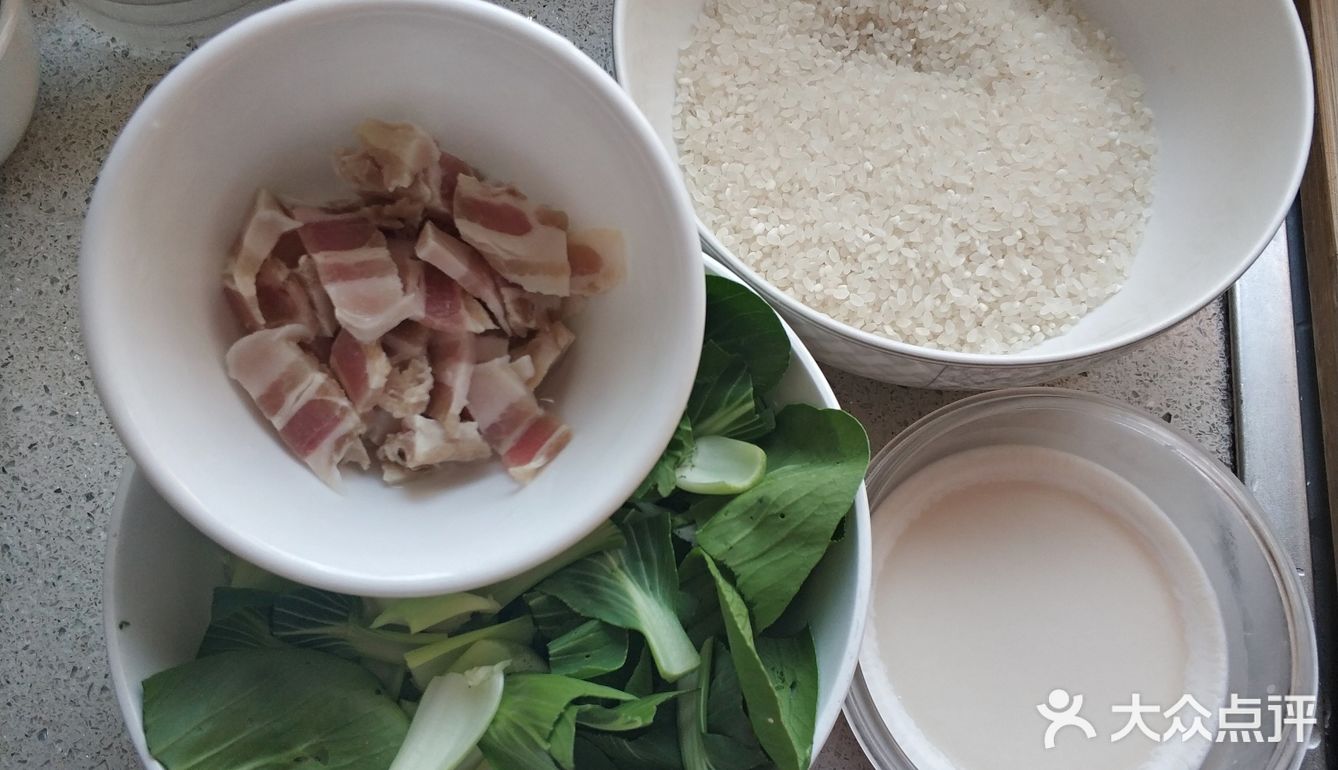 香喷喷的猪油菜饭，油亮亮的米饭，腊肉的咸香，太好吃！