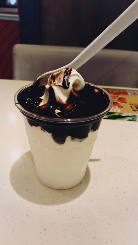 看来巧克力抹茶双旋圣代真的很受欢迎已经售完了所以点的原味