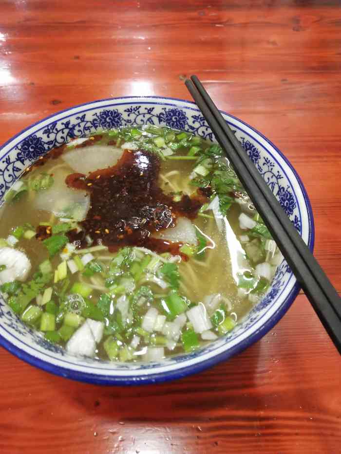 中国兰州摆福军九鼎牛肉面-"早上吃早饭,这三样是必点的一碗面,加个.