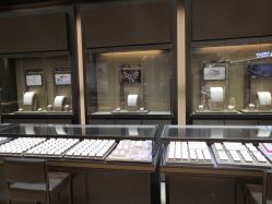 -六福珠寶(银泰百货大红门店)