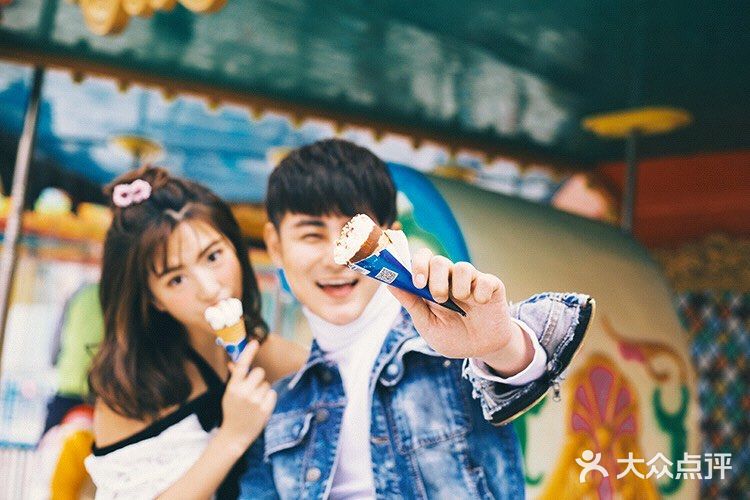 游乐场拍摄情侣写真也是不错的选择哦