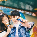 游乐场拍摄情侣写真也是不错的选择哦