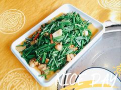 韭菜花炒螺-东方之猪四更烤乳猪(金垦总店)